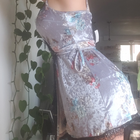 Lace and Velvet Wrap dress - Picture 3 of 8